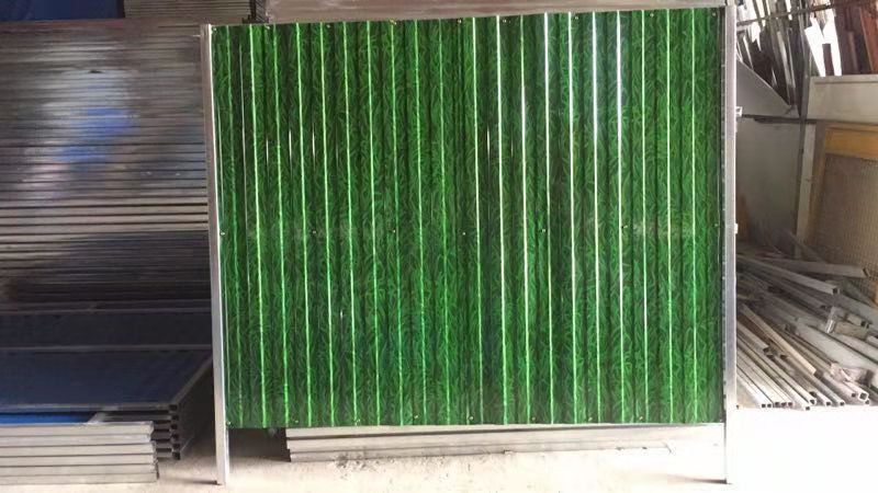 石河镇小草板面临时围挡